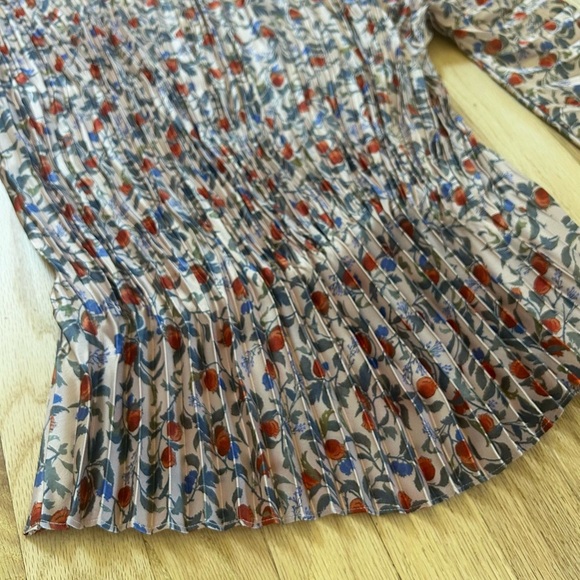 VINCE pomegranate pleated blouse keyhole v-neck charmeuse long sleeve size L - Picture 9 of 16